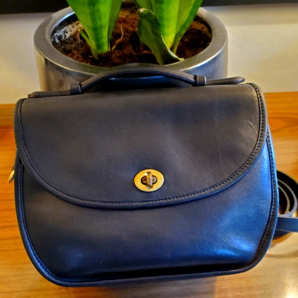 Vintage Coach black small Plaza